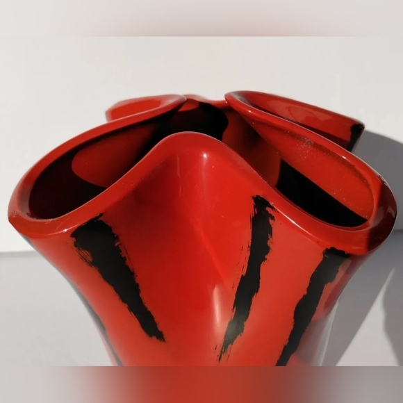 Vintage STRIKING SCARLET RED pinched vase art pottery ruffle ceramic black MCM - Picture 6 of 8